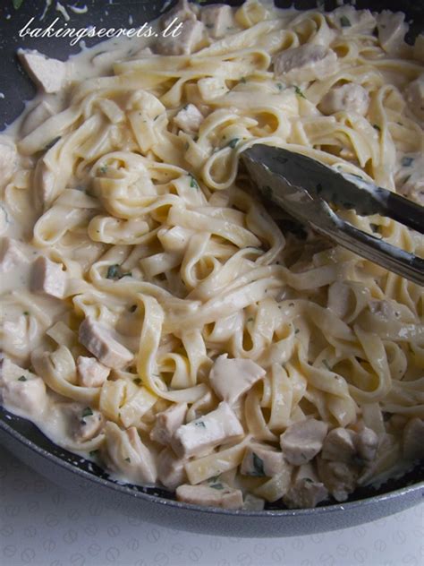 Makaronai su baltu padažu ir parmezanu