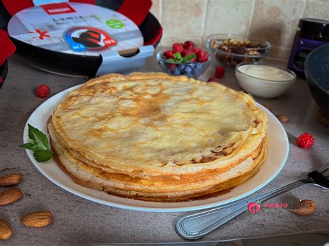 Paruošta blynų tešla ir keptuvė