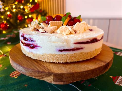 Nekeptas spanguolių ir pistacijų tortas su šventiniais papuošimais