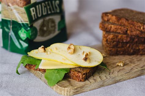 Špinatų užtepėlė su sūriu ir duona