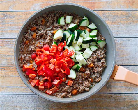 ingredientai sriubai su faršu: daržovės, pomidorai ir faršas