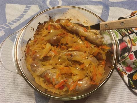 Troškinti kopūstai su dešrelėmis orkaitėje