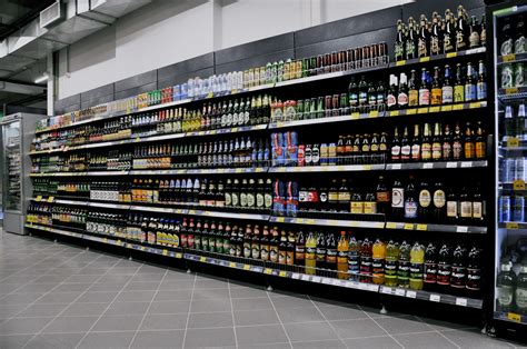 Kečupo buteliukai parduotuvės lentynoje