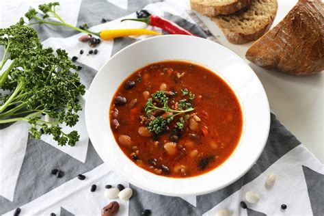 Įvairios sriubos dubenėliai su šviežiais ingredientais