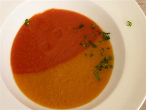 dviejų spalvų sriubos patiekimas lėkštėje