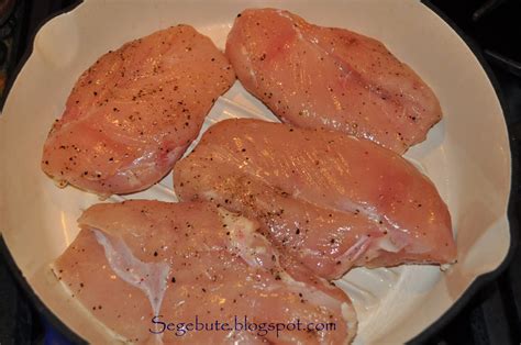 Keptuvėje kepamos vištienos krūtinėlės