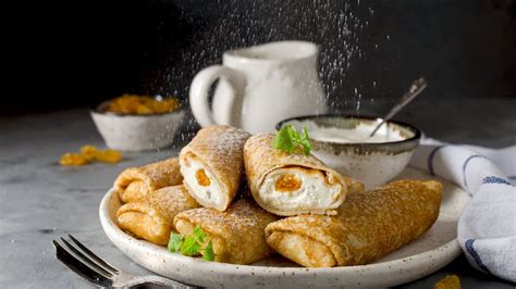 Visų ingredientų, reikalingų lietiniams blynams su varške, išdėstymas ant stalo