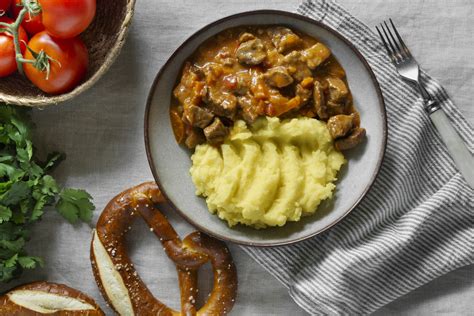 Sotus jautienos guliašas su bulvių koše
