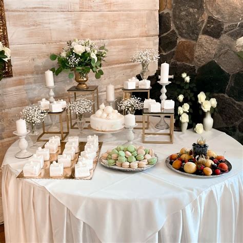 Saldus vestuvių stalas su tortu ir desertais