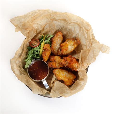 Nuotrauka su įvairiais picerijos patiekalais: pica, burgeris, vištienos sparneliai