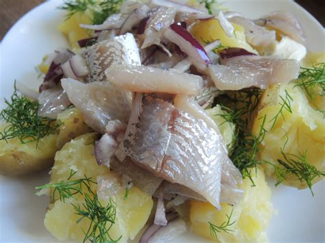 Paruoštas silkės ir pievagrybių patiekalas su garnyru