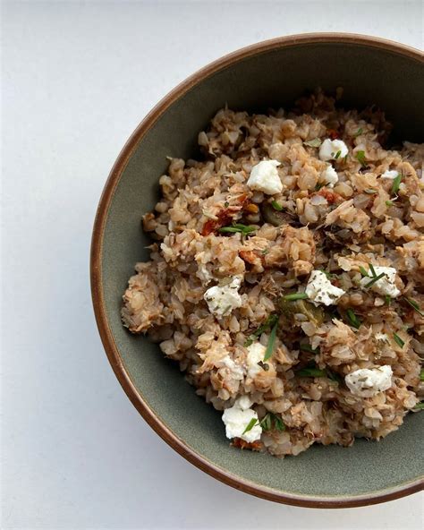 Ingredientai makaronams su tunu ir saulėje džiovintais pomidorais