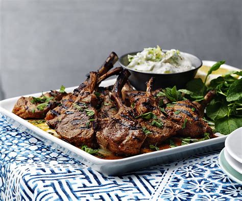 Įvairūs marinavimo ingredientai ėrienos šonkauliams