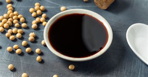 Sojos padažo buteliukas ir padažas patiekale