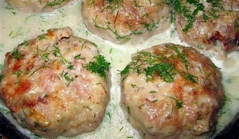 Sultingi kotletai su baltu padažu