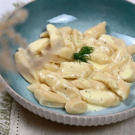 Violetiniai varškės virtinukai su burokėliais ir traškiais šalavijo lapeliais