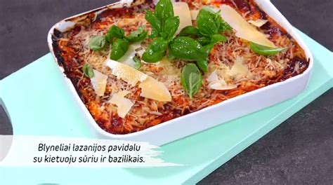 Lazanijos sriubos lėkštė su sūriu ir baziliku