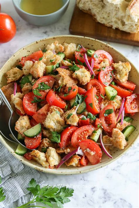 Šviežios „Panzanella“ salotos