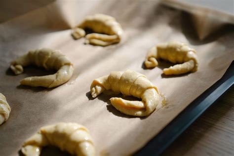 Kepimo popieriumi iškloti tešlos lakštai prieš kepimą
