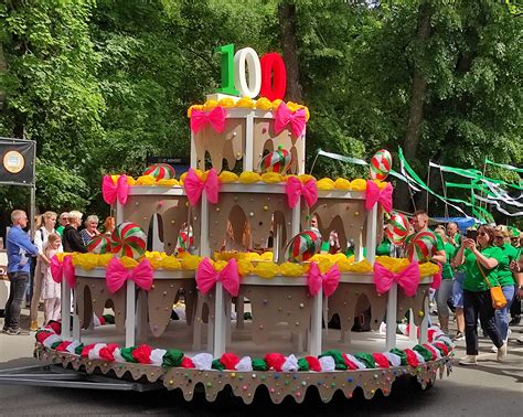 Šimtadienio tortas su skaičiumi 100