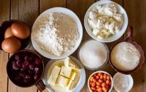 Ingredientai: varškė, obuoliai, miltai ir sviestas ant stalo