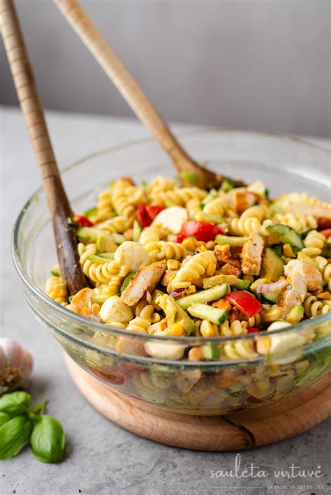 Udon makaronų salotos su vištiena, grybais ir daržovėmis