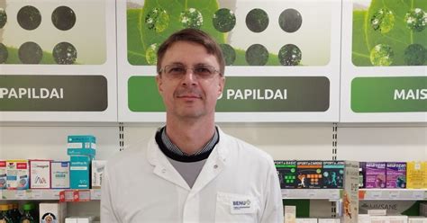 Vaistininkas, konsultuojantis pacientą apie ilgalaikius vaistus
