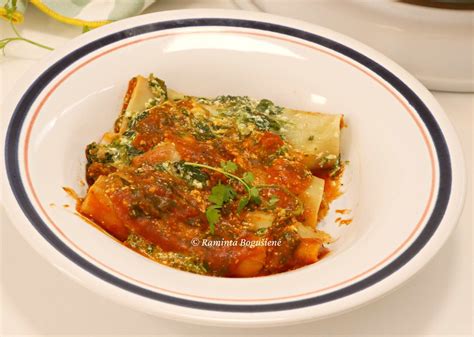 Cannelloni makaronai su varškės ir špinatų įdaru keptuvėje