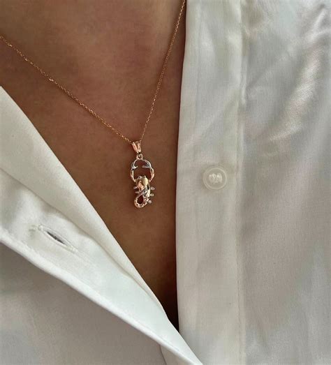 Auksinis modeliukas, primenantis lėktuvą