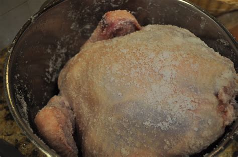 Plūduriuojantis kiaušinis druskos tirpale