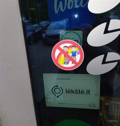Homofobiškas lipdukas ant „Fokus pica“ durų
