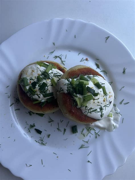 Indelis su grietine ir krapais šalia kopūstų kotletų