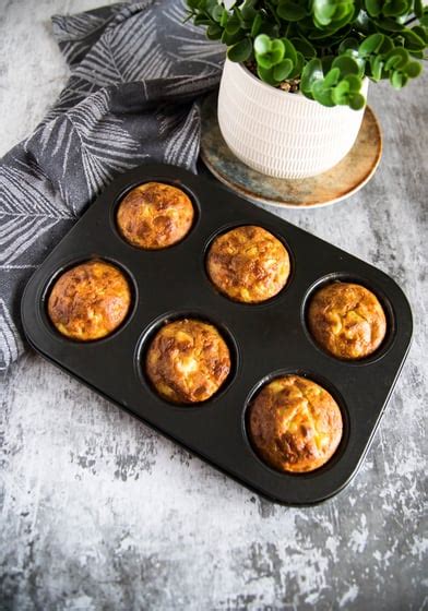 Daržovių keksiukai su sūriu kepimo formelėse