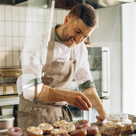 Profesionalus kepėjas, formuojantis duonos kepalą