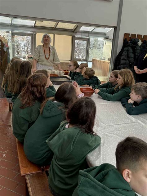 Interjeras duonos kepimo mokyklos virtuvės su įvairia įranga