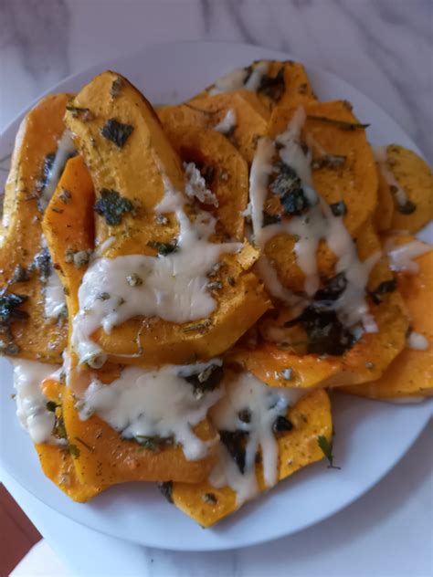 Keptas sviestinis moliūgas su feta