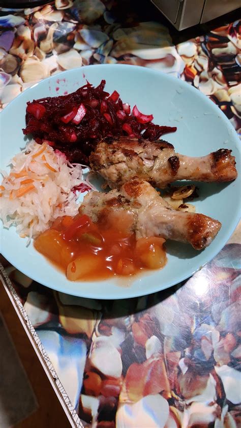 Lėkštė su daržovių kotletais ir padažu