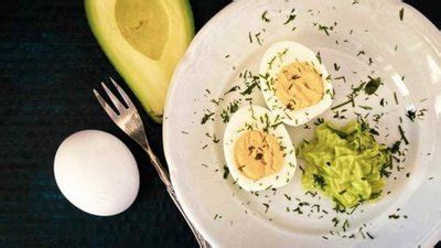 Kiaušiniai su avokado užtepėle ir šviežiomis daržovėmis