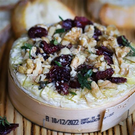 Camembert sūris medinėje dėžutėje ant lentelės
