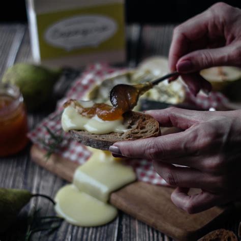 Patarimai kepant Camembert sūrį