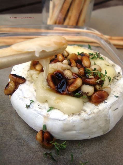 Keptas Camembert sūris su medumi ir česnaku