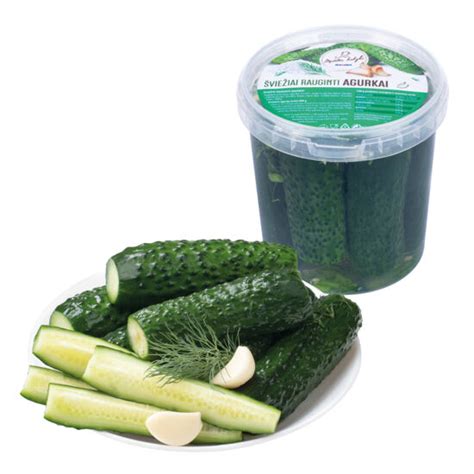 Įvairūs šviežiai parauginti agurkai