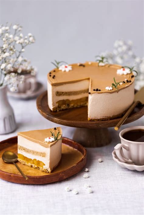 Surinktas migdolinis tortas su kremo sluoksniais