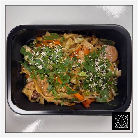 Kiauliena su daržovėmis wok keptuvėje