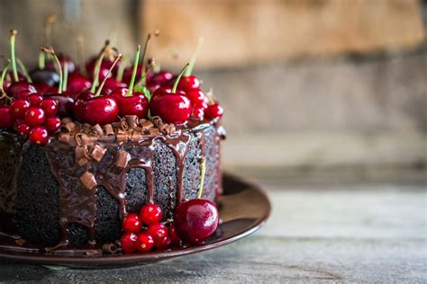 skanus šokoladinis tortas ant šventinio stalo