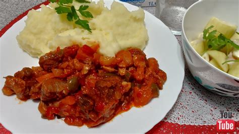 Guliašas su bulvių koše