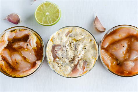 Infografika, vaizduojanti skirtingus vištienos marinatų ingredientus ir jų poveikį.