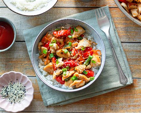 Nuotrauka su paruoštais sultingais vištienos gabaliukais keptuvėje, garnyruotais daržovėmis.