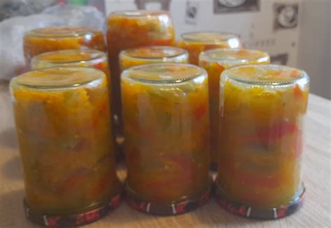 Sterilizuoti stiklainiai ir marinato ruošimas