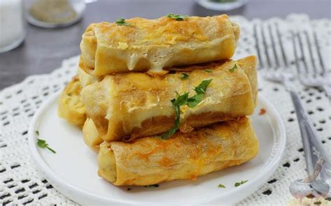 Načos su sūriu, mėsos įdaru ir padažais